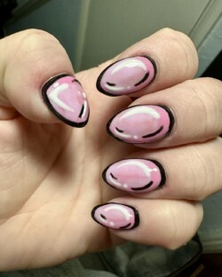 Arte de uñas de cómic sobre uñas acrílicas