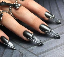 Heavy Metal - Uñas embellecidas