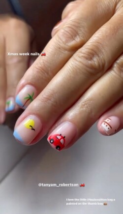 Uñas navideñas - nail art dibujado a mano