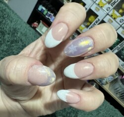 Uñas acrílicas francesas de Navidad