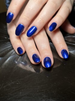 Realces de CND PlexiGel creados por Kirsty Potter con puntas y esculpidos en forma ovalada, acabados con CND Shellac Sassy Sapphire.