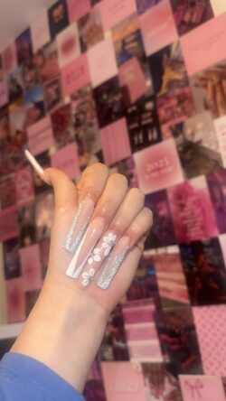 uñas largas, cuadradas y blancas