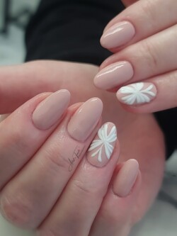 Uñas pintadas a mano con mariposas sobre extensiones de uñas- Radina Ignatova - Artistic Touch